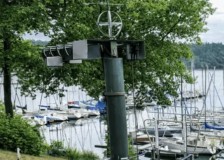 Kran und Slip am Yachtclub