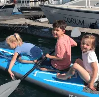 Spaß am Segeln Kinder auf Optisteg